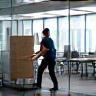 Déménagement d'un open-space d'entreprise avec ordinateurs et mobilier professionnel à Marseille