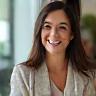 Maria Pereira, conseillère clientèle, bras croisés et sourire communicatif